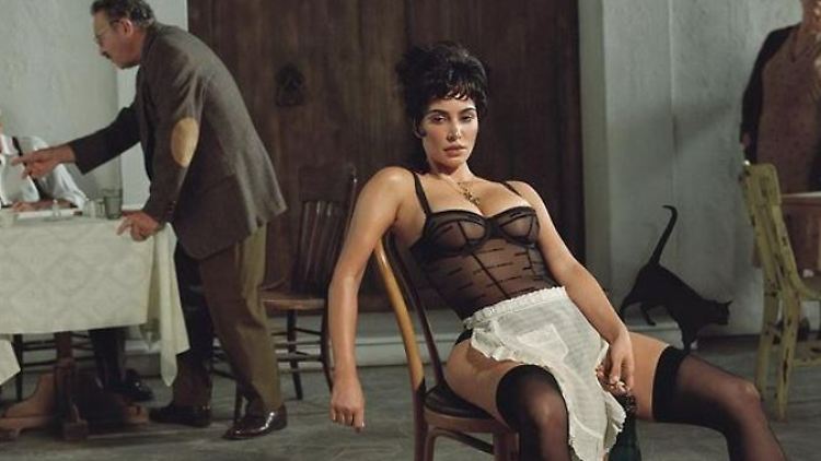 Ganz erschöpft: Kim Kardashian braucht eine Pause vom Spaghetti-kochen.