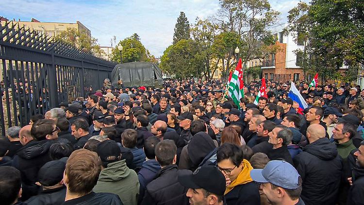 Die Polizei in Abchasiens Hauptstadt Sochumi feuerte Tränengas auf die Demonstranten.
