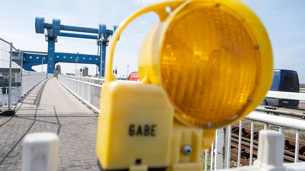 Blick-auf-die-Baustelle-auf-der-Peenebruecke