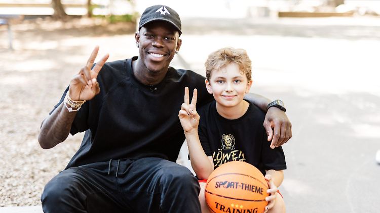 Basketball - ideal, um Kinder für Sport zu begeistern, in Klub-Strukturen zu integrieren und vorhandenes Talent zu fördern, findet Dennis Schröder.