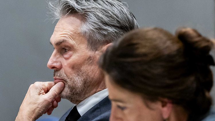 Der niederländische Premier Dick Schoof bei einer Parlamentsdebatte über die Krawalle in Amsterdam. 