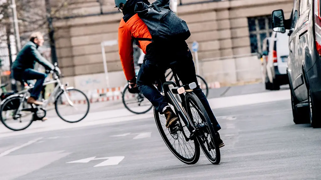 Flinker-im-Verkehr-An-die-Motorunterstuetzung-eines-Pedelecs-muss-man-sich-aber-erst-mal-gewoehnen