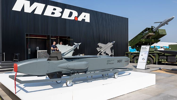 Lenkflugkörper Taurus KEPD-350 des europäischen Rüstungsunternehmens MBDA vor einem Modell der Lockheed Martin F-35 Lightning II und eines Eurofighters.