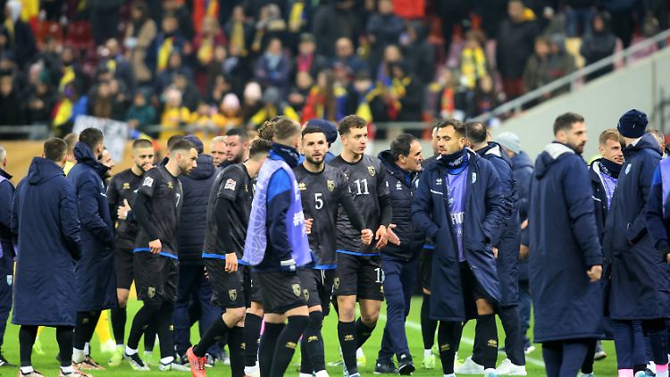 Die Mannschaft des Kosovo verlässt geschlossen den Platz.