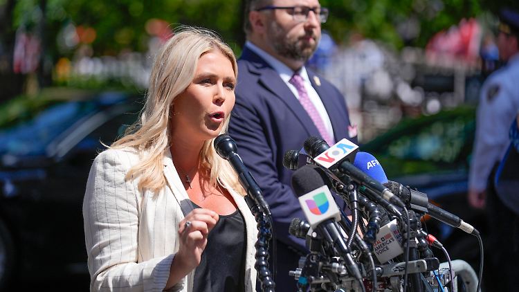 Während des Wahlkampfs nahm sich Leavitt eine neuntägige Auszeit für die Geburt ihres Sohnes.