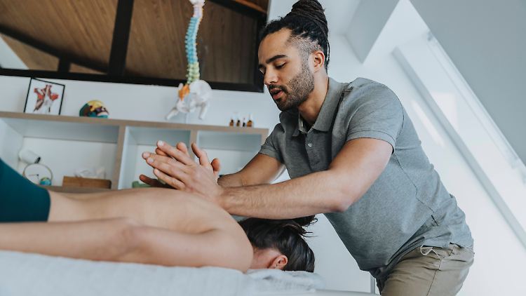 2023/2024 blieben fast 11.600 Stellen für Physiotherapeuten und Physiotherapeutinnen offen.