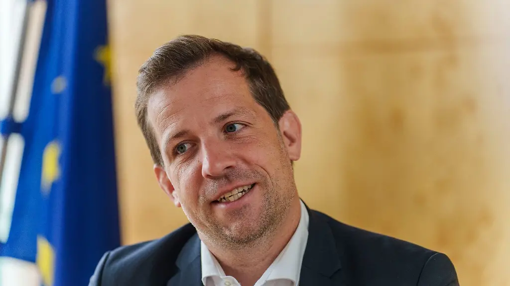 Nino-Haase-Parteilos-Oberbuergermeister-von-Mainz-sitzt-beim-dpa-Interview-im-Stadthaus