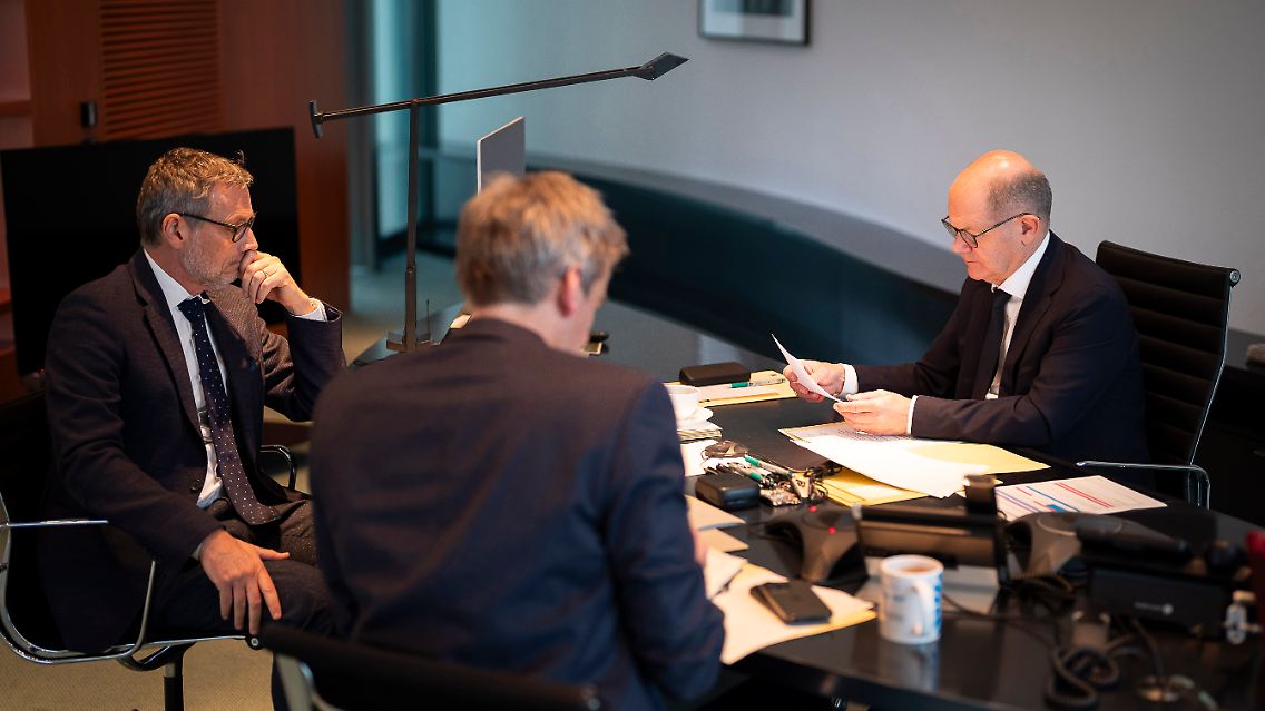 Kanzler Scholz und Team beim Telefonat mit Putin