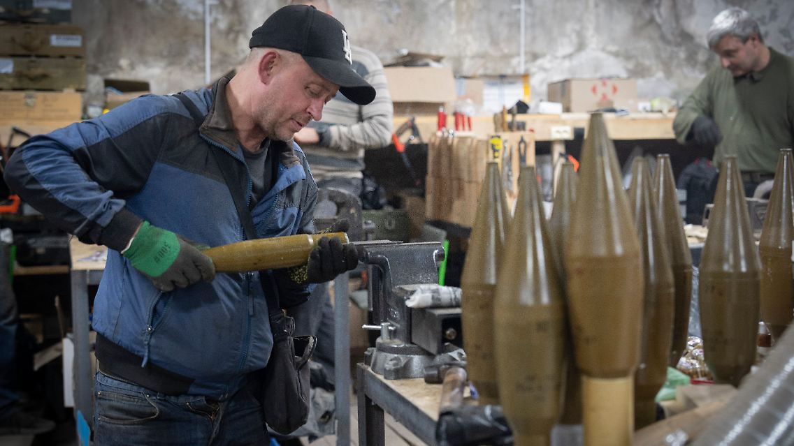 In der Ukraine werden Sprengköpfe produziert, die an Angriffsdrohnen montiert werden können.