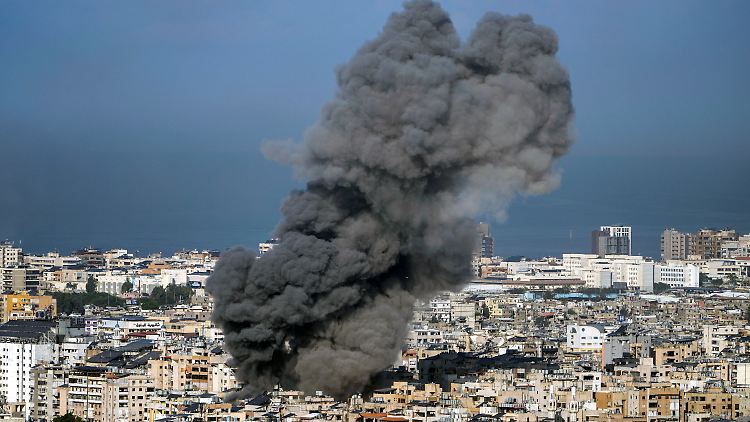 Im Süden Beiruts geht die israelische Luftwaffe nach eigenen Angaben gegen Einrichtungen der Hisbollah vor.