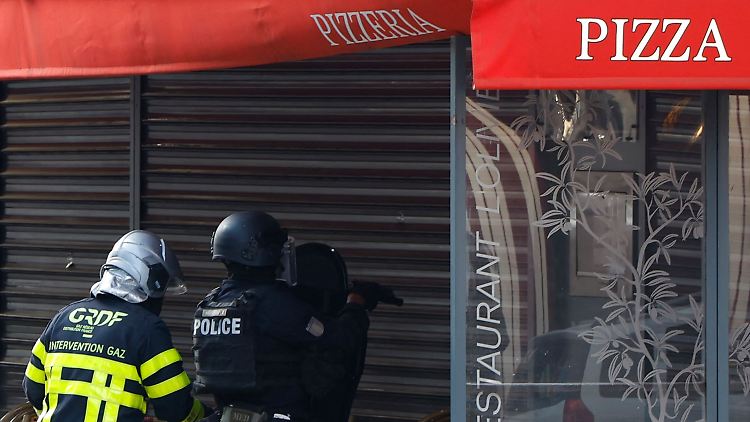 Der Mann soll der Polizei bereits durch Gewalt und Drogen aufgefallen sein.