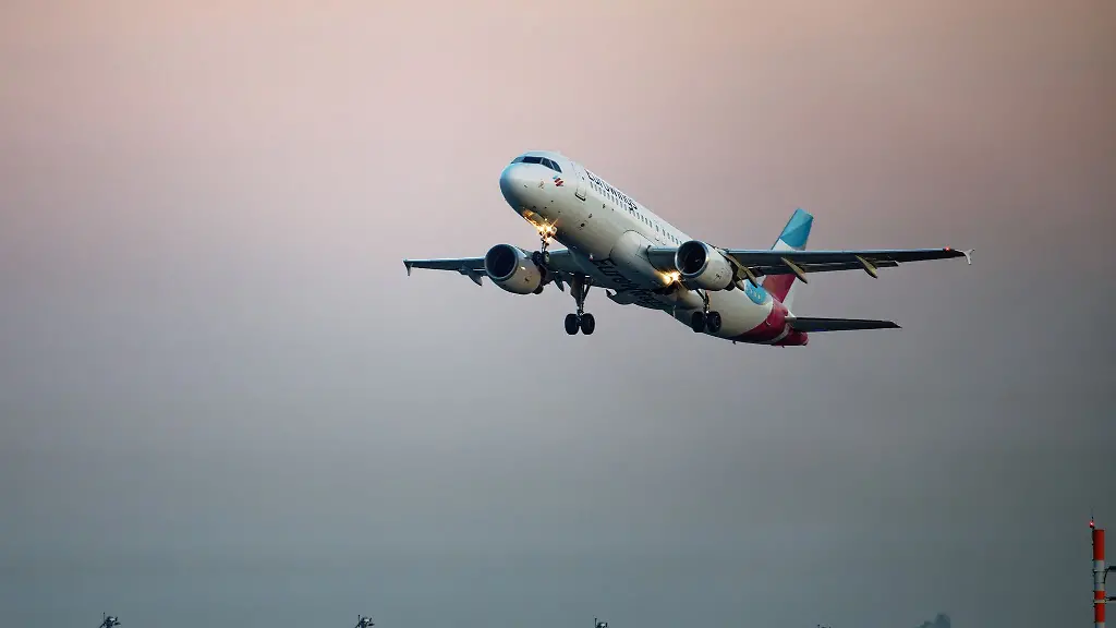 Eine-Maschine-der-Fluggesellschaft-Eurowings-startet-vom-Flughafen-Koeln-Bonn