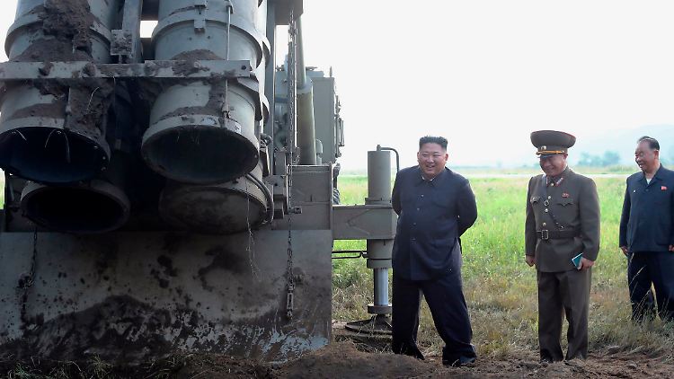 Machthaber Kim besichtigt einen Standort für Mehrfachraketenwerfer in Nordkorea.
