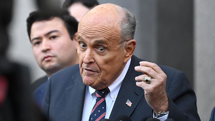 Ehemals hoch angesehen, ist Giuliani inzwischen tief gefallen und insolvent. 