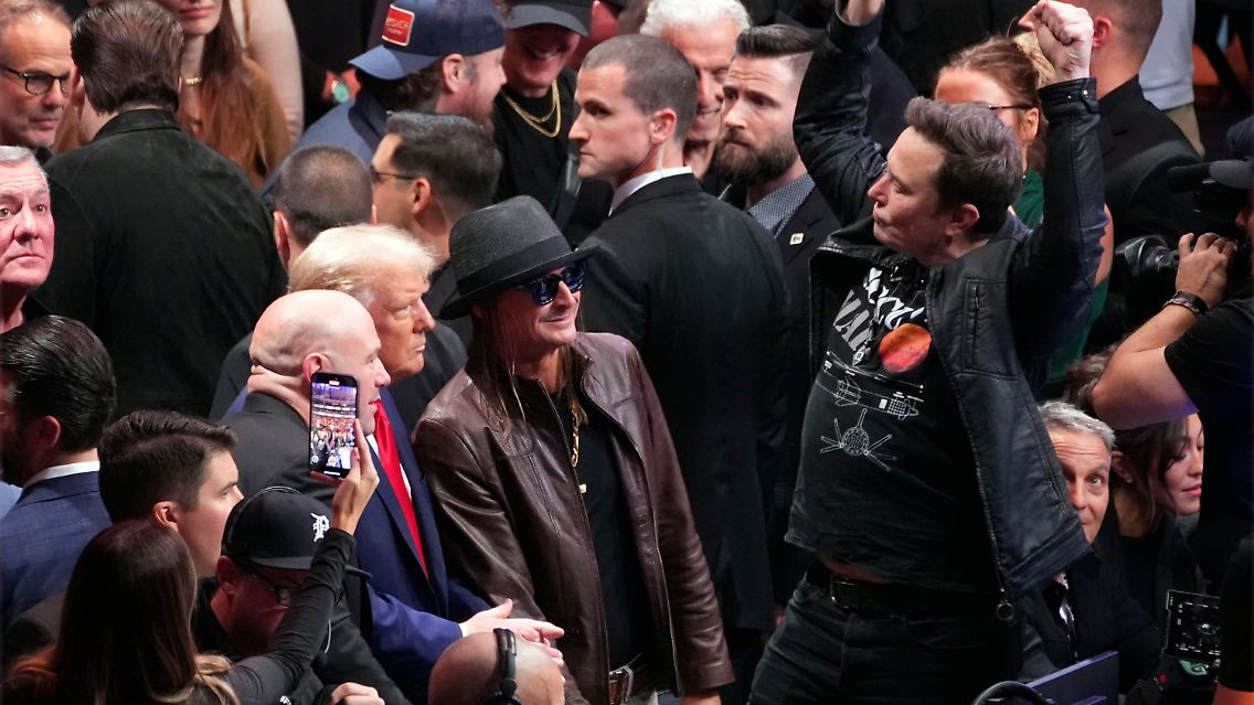 ... Tesla-Chef Elon Musk, der hier ordentlich flext, und Rocksänger Kid Rock, die bekanntermaßen ein gutes Verhältnis zum Chef der MMA-Organisation Dana White pflegen.