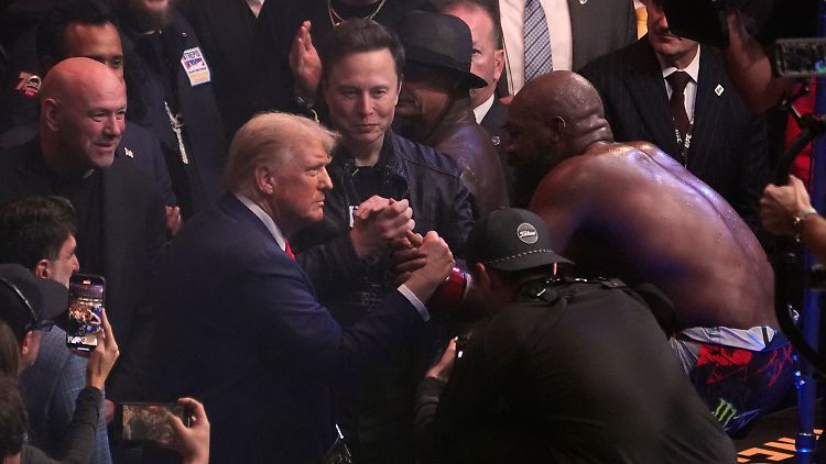 Krönung durch den US-Präsidenten in spe: Trump und Jones beim Shakehands.