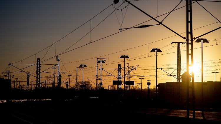 Bis 2030 sollten, dem Ziel von Bund und Bahn zufolge, 75 Prozent der Bahnstrecken mit Oberleitungen ausgestattet sein. 