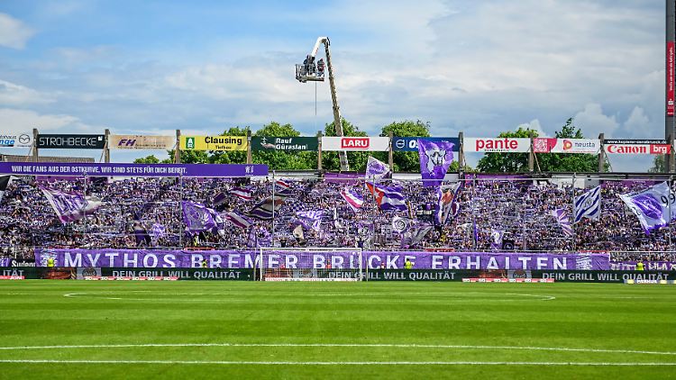 "Mythos Bremer Brücke erhalten": Der Wunsch der Fans in der vom maroden Dach befreiten Ostkurve ist unmissverständlich.