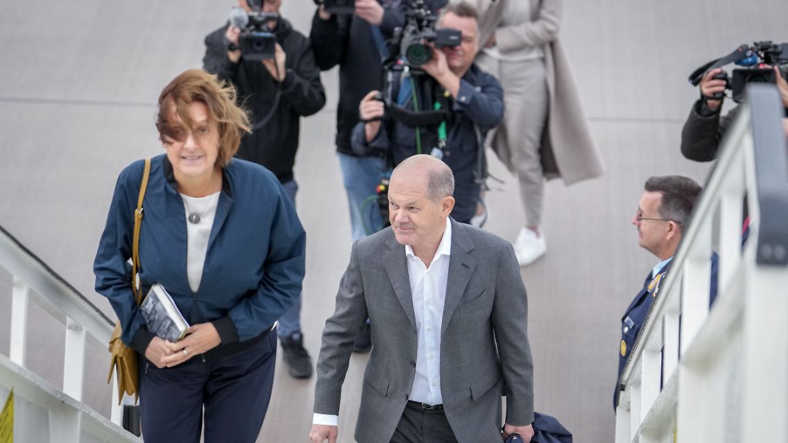 Olaf Scholz und seine Ehefrau Britta Ernst beim Einstieg ins Flugzeug nach Rio