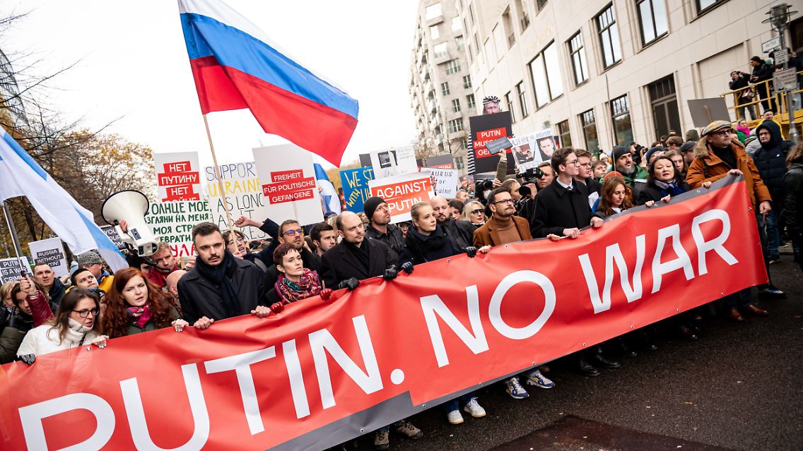 An der Demo beteiligen sich unter anderem bekannte Menschenrechtsaktiven und Oppositionelle wie Ilja Jaschin, Julia Nawalnaja und Wladimir Kara-Mursa.