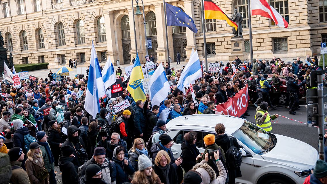 Die weiß-blau-weißen Flaggen sind ein Symbol der Proteste gegen den russischen Überfall auf die Ukraine.