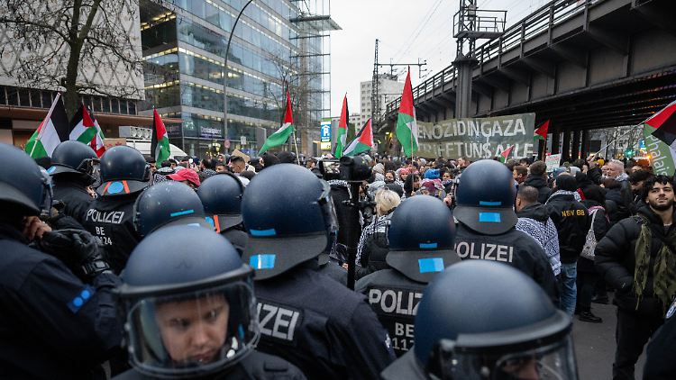 Die Polizei stoppte den Demonstrationszug.