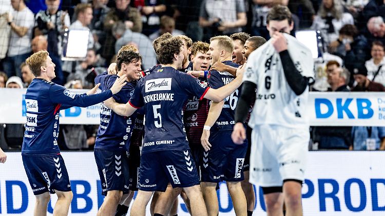 Hendrik Pekeler (vorne) und der THW Kiel brachen nach einem starken Start ein.