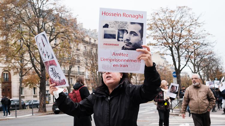 Hossein Ronaghi kam während der Protestwelle 2022 im Iran ins Gefängnis. Auf einer Demo in Paris wurde für seine Freilassung demonstriert. 