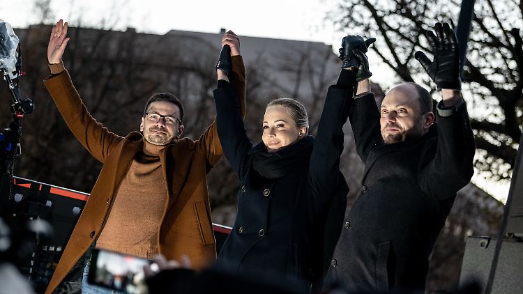 Ilja Jaschin, Julia Nawalnaja und Wladimir Wladimirowitsch Kara-Mursa, (v.l) auf der Demonstration in Berlin gegen Putin und den Krieg.