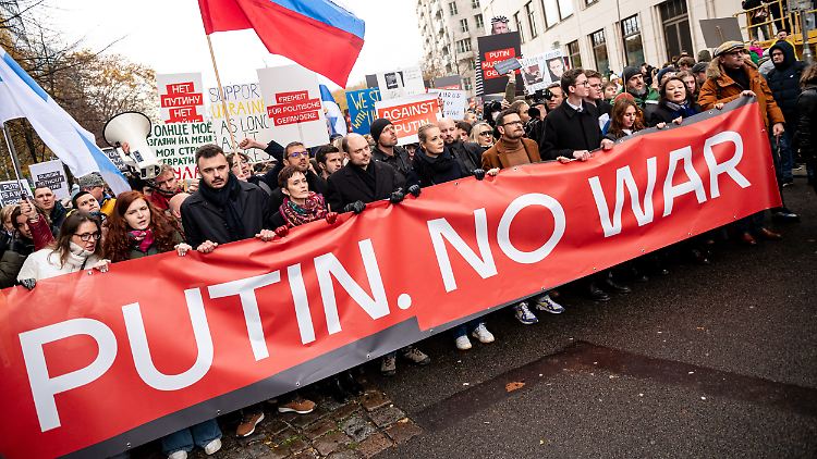 Die Demonstranten fordern ein Ende des Angriffskrieges gegen die Ukraine.
