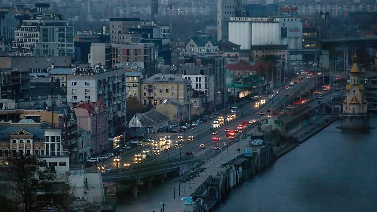 Energieminister Herman Haluschtschenko zufolge war wichtige Infrastruktur zur Energieerzeugung und -versorgung in der gesamten Ukraine Ziel der russischen Attacken.