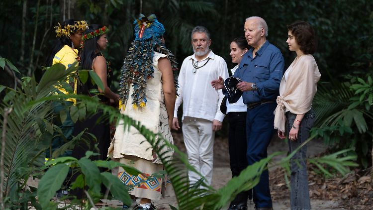 Biden ist der erste amtierende US-Präsident, der Manaus am Ufer des Rio Negro im Nordwesten Brasiliens besucht. 