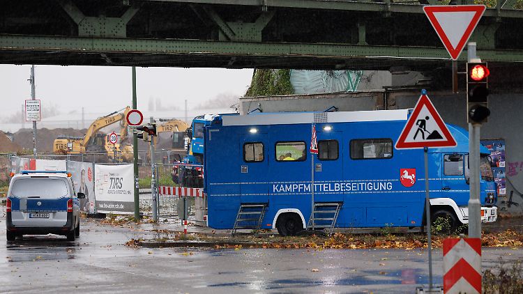 Mehrere Teams sind im Einsatz, um die Bomben unschädlich zu machen.
