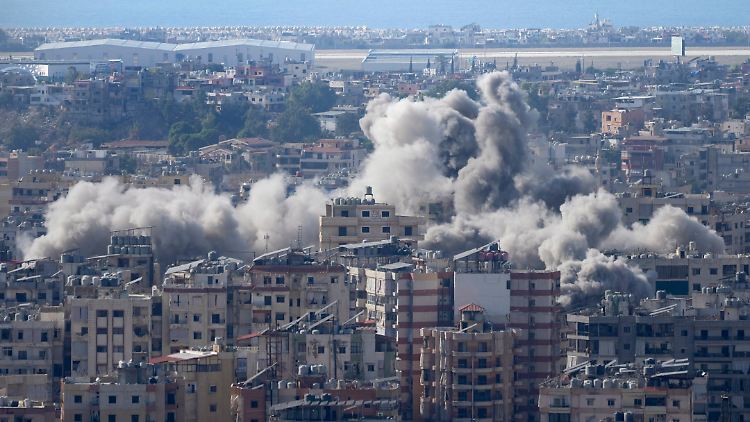 Rauch steigt vom Ort eines israelischen Luftangriffs aus dem Stadtteil Dahieh, der Hochburg der Hisbollah, auf.