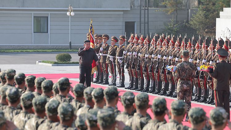 Machthaber Kim inspizierte sein Militär am Freitag.