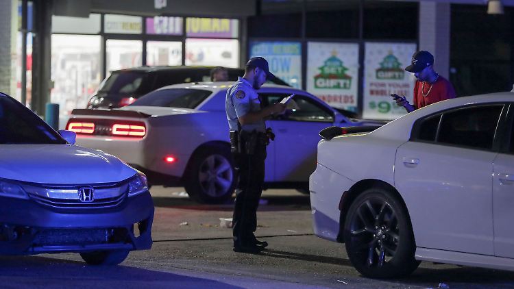 Es sei nach den Vorfällen noch niemand festgenommen worden, teilte die Polizei in New Orleans mit.