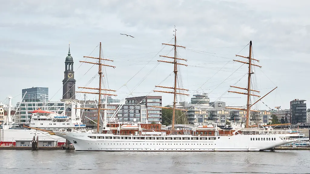 Das-Segel-Kreuzfahrtschiff-Sea-Cloud-Spirit-liegt-fuer-einen-Kurzbesuch-im-Hamburger-Hafen