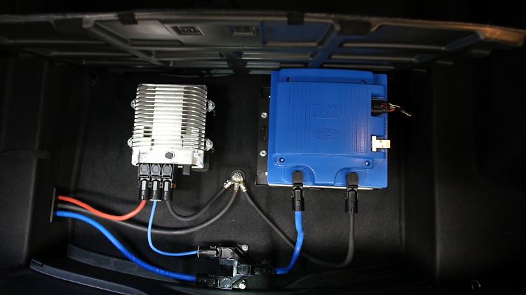 Die Hybridbatterie (r.) fällt deutlich kleiner aus als bei Vollhybriden.