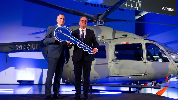 Pistorius nahm den ersten H145-M sichtbar gut gelaunt entgegen. Die restlichen 61 Hubschrauber sollen bis 2028 geliefert werden.