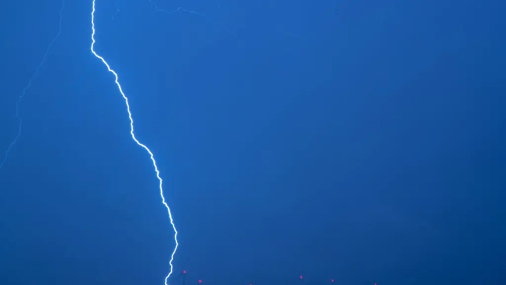 Ein-Blitz-ist-bei-einem-starken-Gewitter-zu-sehen