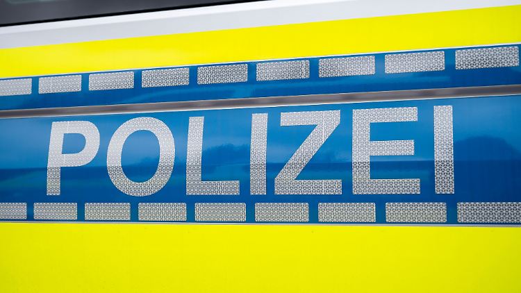 Seit mehr als einer Woche scht die Polizei nach einem Mann, der verdächtigt wird, seine drei Kinder entführt zu haben. (Symbolbild)