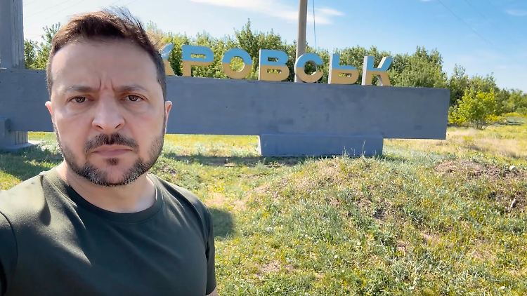 Der ukrainische Präsident Wolodymyr Selenskyj Ende Juni bei einer Videobotschaft vor dem Ortsnamen der Stadt Pokrowsk.