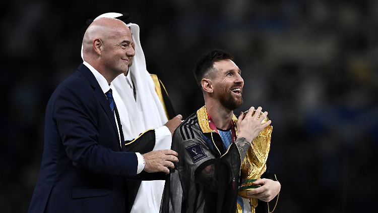 FIFA-Präsident Gianni Infantino und Lionel Messi nach dem WM-Finale 2022 in Katar.