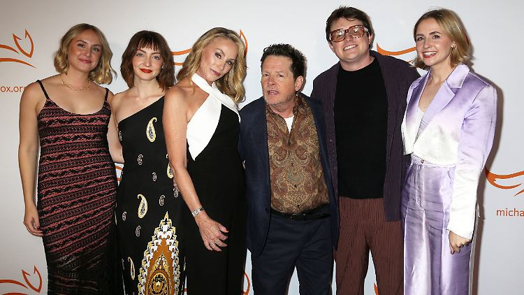 Michael J. Fox (3.v.r.) und seine Familie: Ehefrau Tracy Pollan (3.v.l.), Sohn Sam, die Zwillinge Aquinnah (l.) und Schuyler (r.) sowie Tochter Esme.