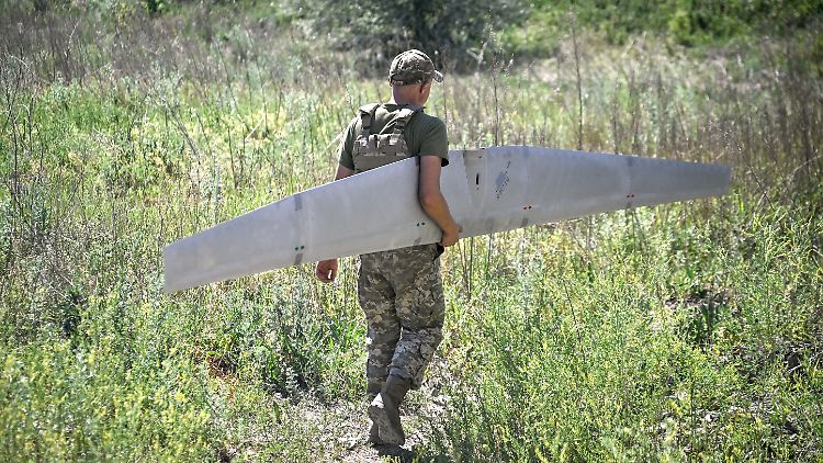 Ein Soldat der ukrainischen Luftangriffstruppen trägt eine zerlegte Drohne zu einem Startplatz.