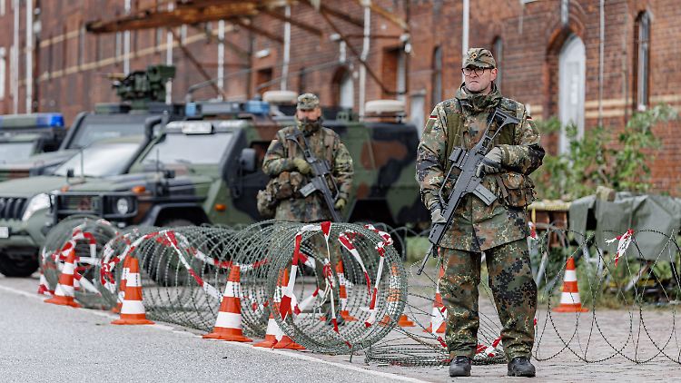 Im Verteidigungsfall müsste die Bundeswehr wichtige Infrastruktur schützen, wie hier bei einer Übung im Hamburger Hafen.