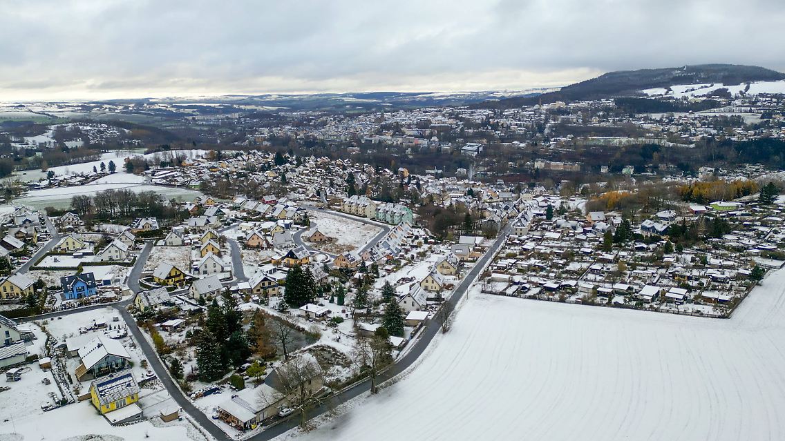 In Annaberg-Buchholz im sächsischen Erzgebirgskreis fiel bereits in der vergangenen Nacht viel Schnee.