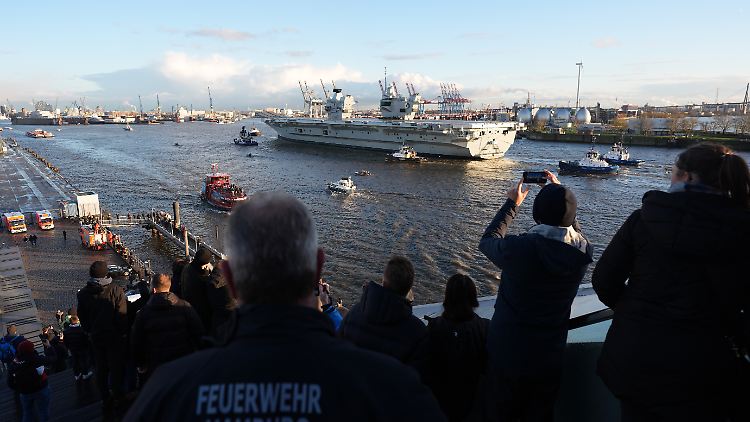 Zahlreiche Neugierige verfolgten das Anlege-Manöver im Hafen.
