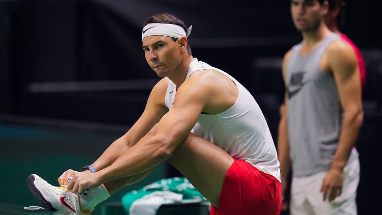 Beim Training ist Rafael Nadal dabei.