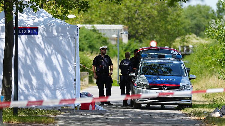 Die Polizei am Fundort einer Obdachlosenleiche in Wien.
